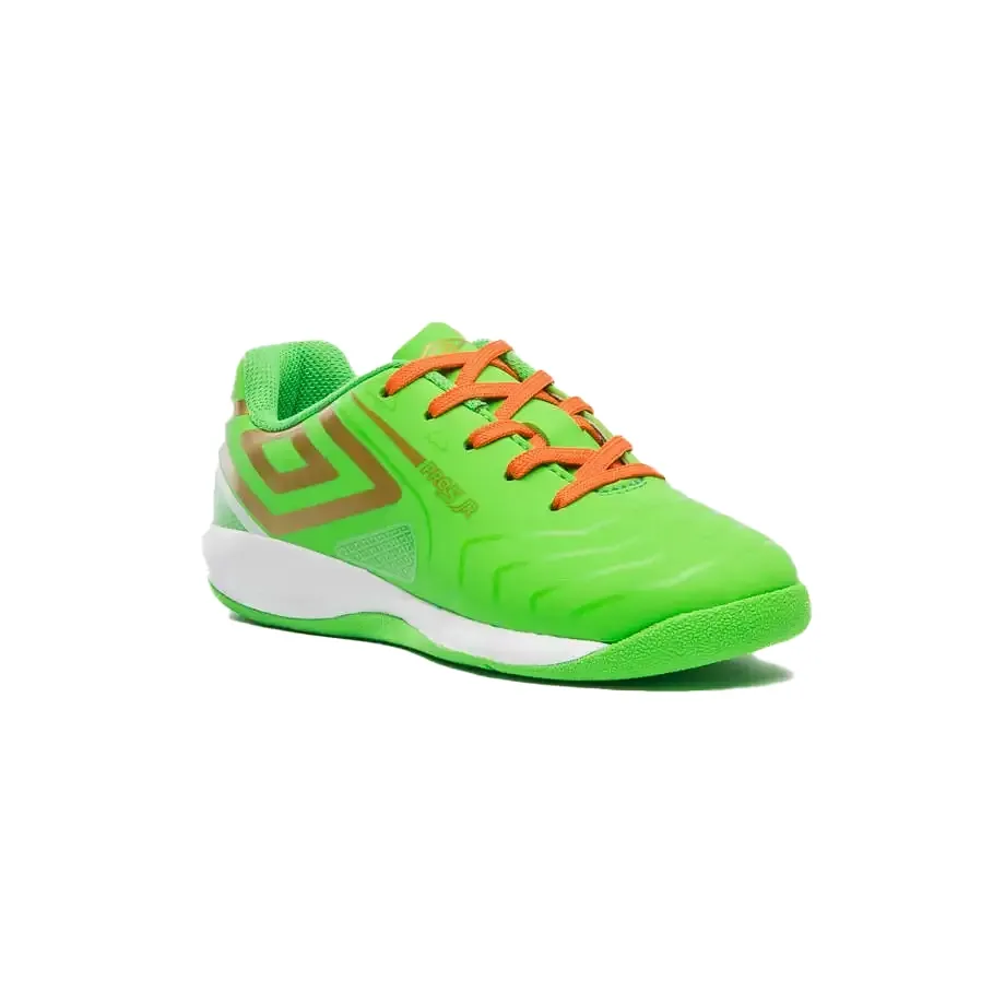 Chuteira infantil Umbro Pro 5 Jr verde vista em ângulo para ajuste e conforto